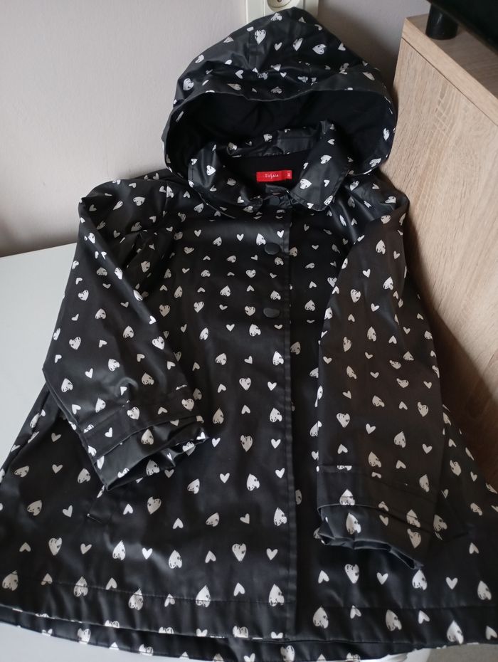 Imperméable ciré long . 8 ans. Noir gris anthracite,coeurs blancs . Tissaia. Coton polyester . État neuf