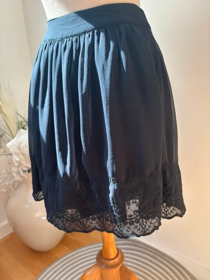 Sublime jupe courte bleu marine et dentelle brodée - Camaïeu - T38 - photo numéro 8