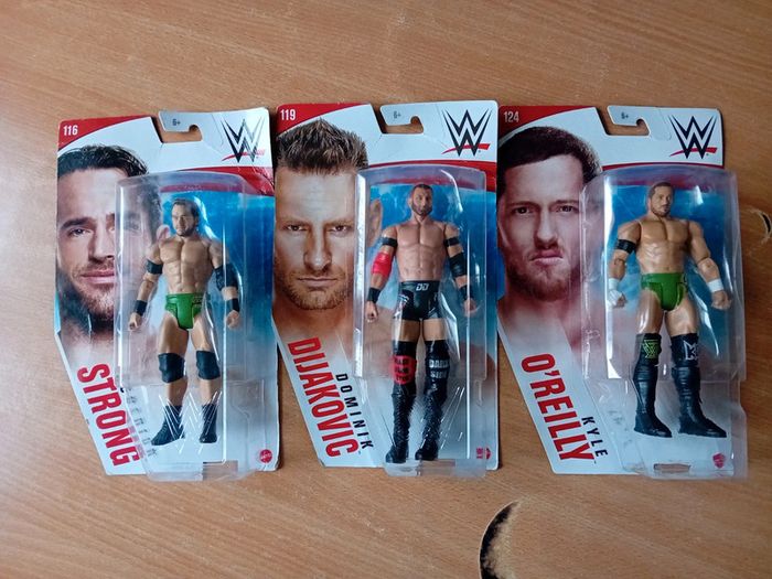 3 figurines de catcheurs