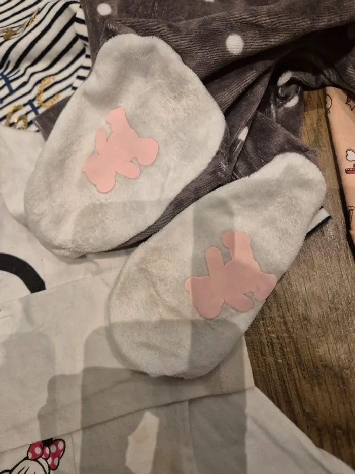 Lot de vêtements t shirt pyjamas pull - photo numéro 10