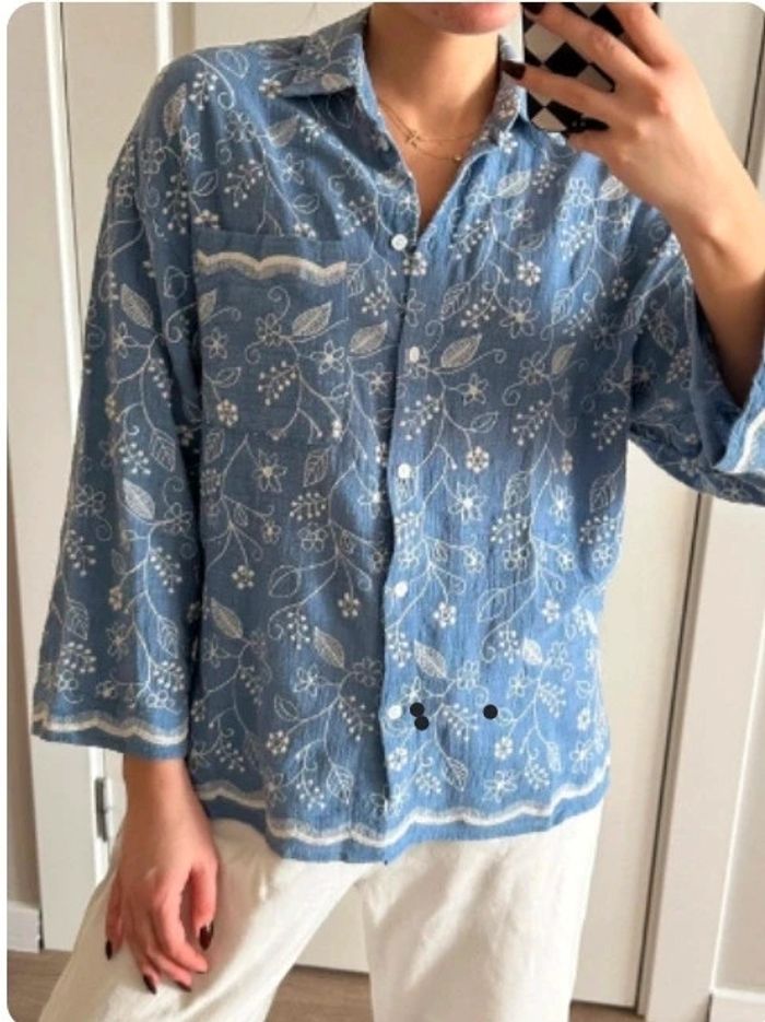 Chemise bleue à broderies fleurs feuilles beige poche devant - photo numéro 5