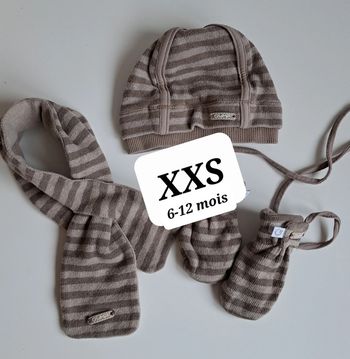 Ensemble bonnet, moufles et écharpe