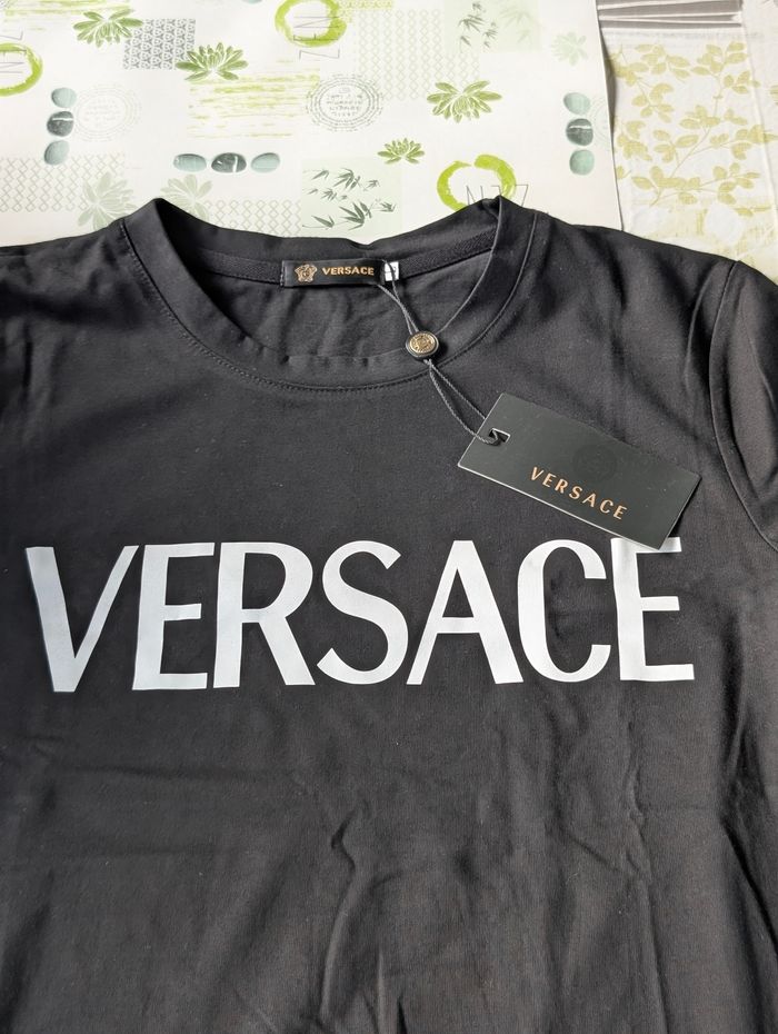 T-shirt Versace ( si vous souhaitez il y a la robe qui va avec ) - photo numéro 2