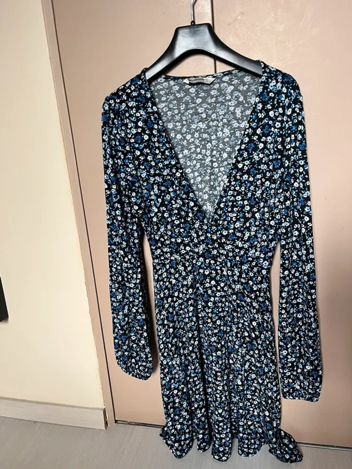 robe fleuris bleu et noir stradivarius - photo numéro 2