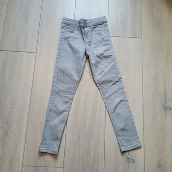 Jeans slim gris. Garçon 8 ans. Marque Kiabi