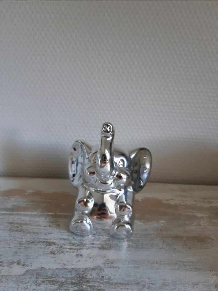 Figurine porte boucles d'oreilles éléphant - photo numéro 2