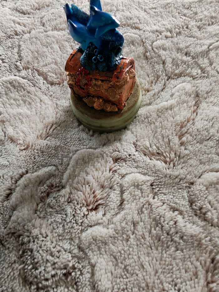 Jouet décoration petit coffre avec dauphins sur un socle - photo numéro 4