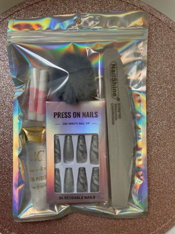 Sachet avec faux ongles
