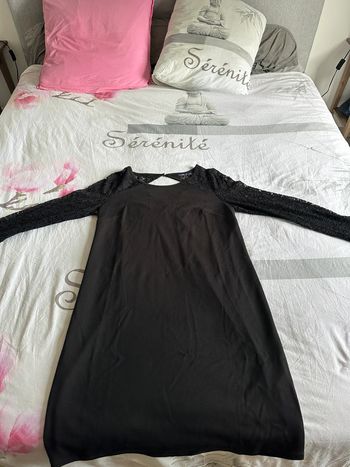 Robe manches dentelles