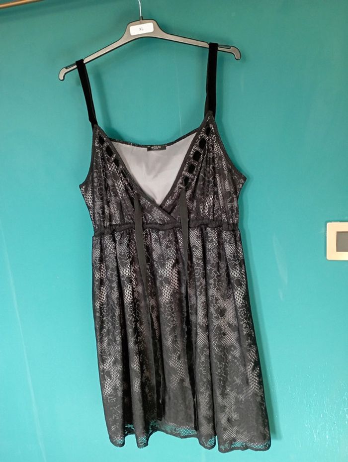 Robe chic à bretelles dentelle noire
