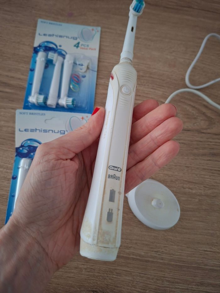 Brosse à dent électrique oral b avec brossettes chargeur - photo numéro 7