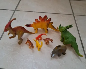 Lot de 8 dinosaures et mammouth différentes tailles en TBE