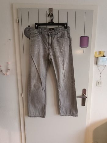 Jeans de marque Timberland gris ,taille Américaine 33.(42 EU)

Deux petites tâches sur le bas de la jambe gauche