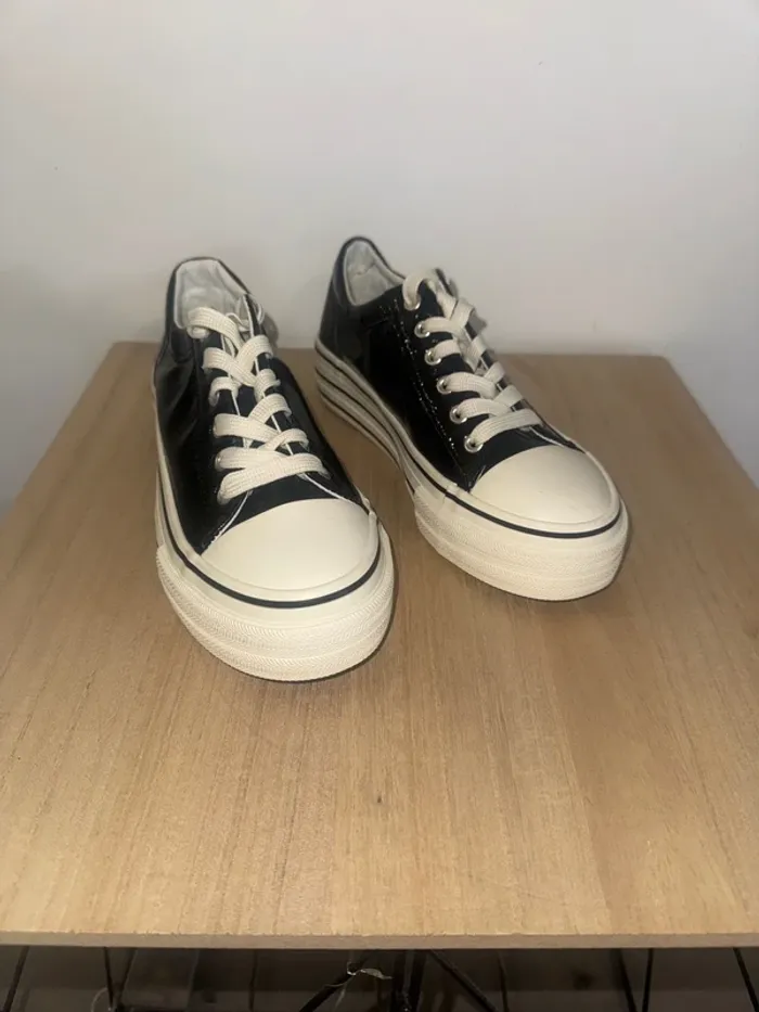 Baskets basses femme noires vernies – Style casual chic – Pointure 37