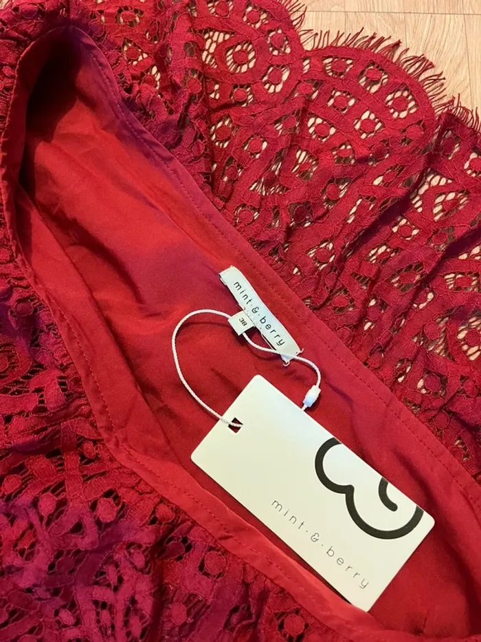 Robe rouge en dentelle Mint & Berry (NEUVE) - photo numéro 3