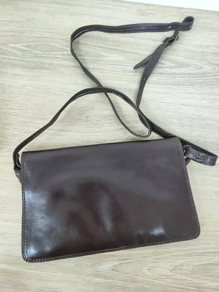 Sac à bandoulière marron La madrilène bordeaux en cuir, très bon état 24x14cm - photo numéro 2