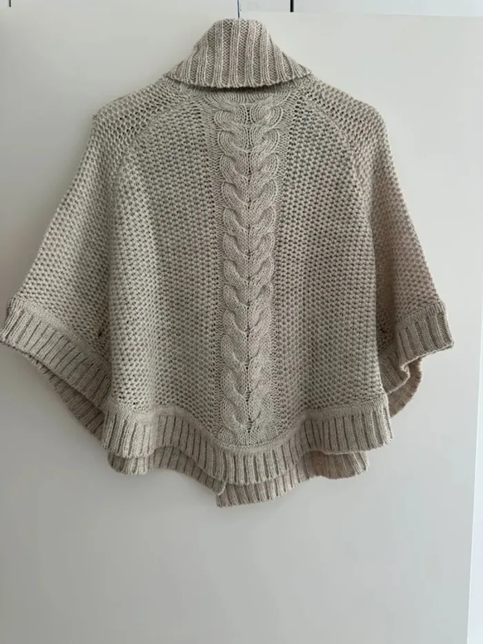 Cape en maille beige avec col roulé et boutons - Élégance hivernale - photo numéro 7