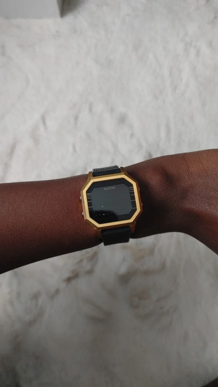 Magnifique montre Nixon en acier inoxydable doré bracelet en silicone noir Leila hurst