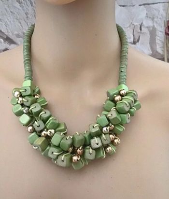Collier fantaisie perles en bois vert  et dorée