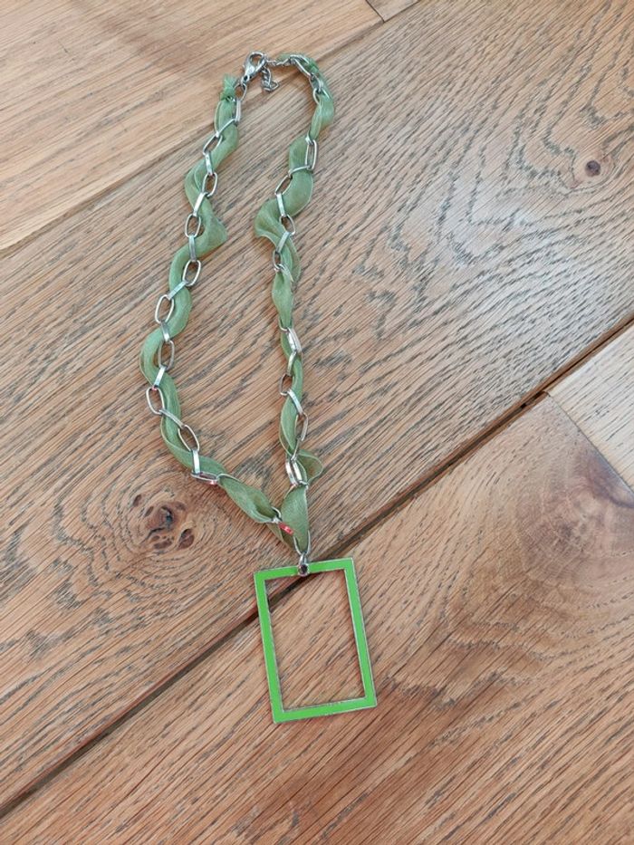 Collier vert fantaisie avec pendentif rectangulaire
