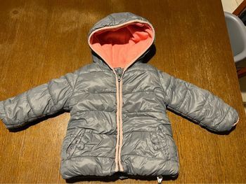 Doudoune grise et corail