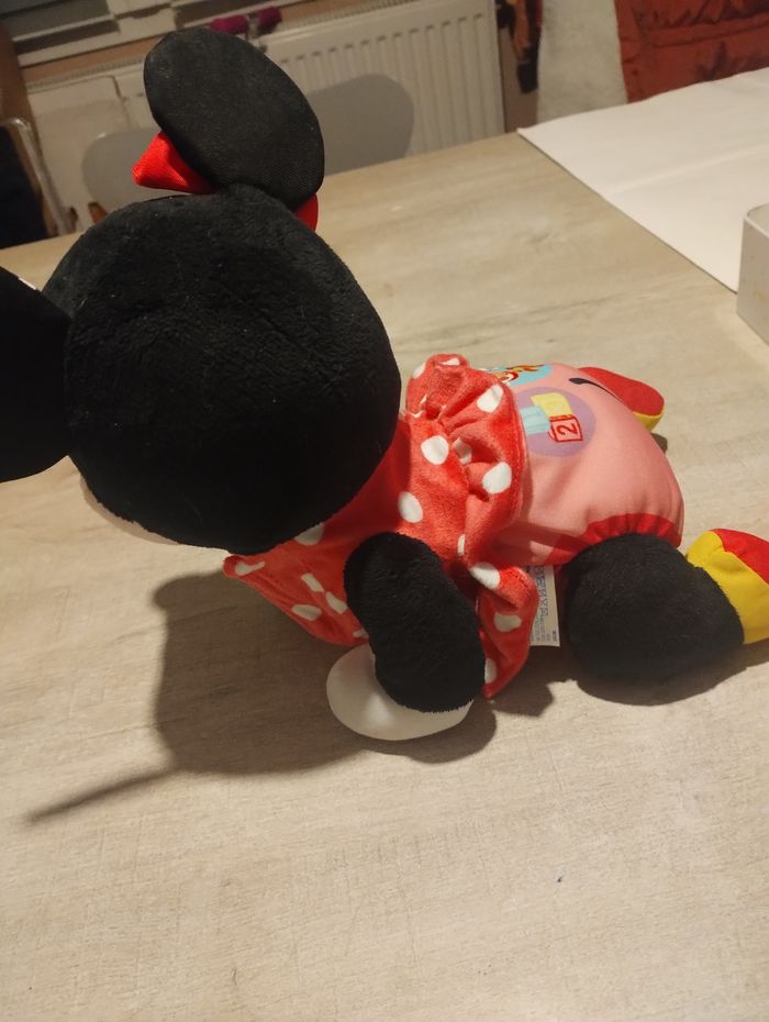 Minnie marche à 4 pattes - photo numéro 2