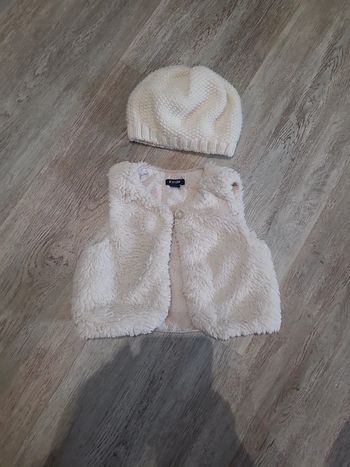Gilet fourrure blanc et bonnet beret crochet