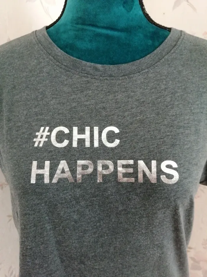 Tee-shirt gris à message argenté # chic happens / up 2 fashion / (L) - photo numéro 3