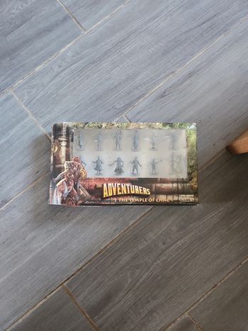 Boite de figurines the adventurers