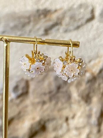Boucles d’oreilles mariée dorées fleurs perles strass bijou délicat 