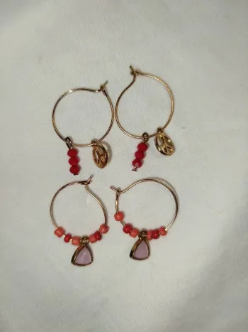 Lot de deux boucles d'oreilles - petite créoles avec perles de rocailles et charmes
