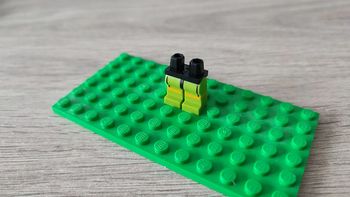 Hanches et jambes citron vert avec lignes noires 970c34pb01 pièce détachée Lego #C06