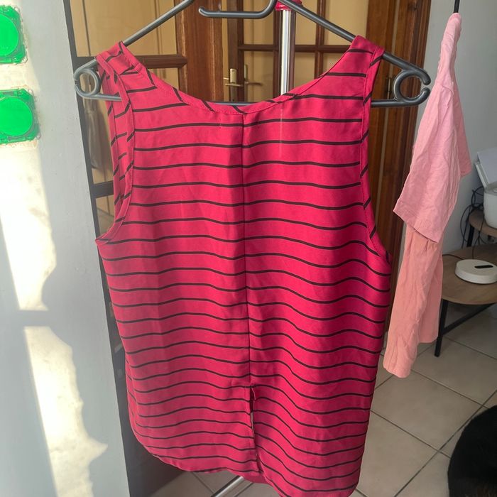 Tee shirt avec une fente dans le bas du dos - photo numéro 2