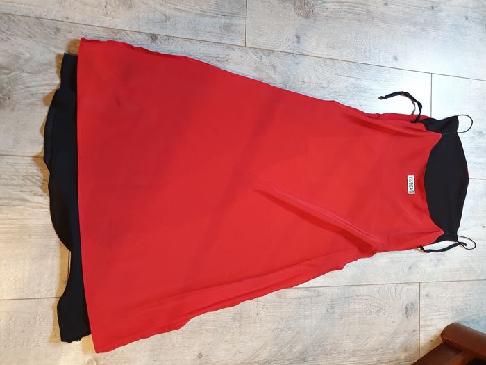 Robe noire et rouge. - photo numéro 5