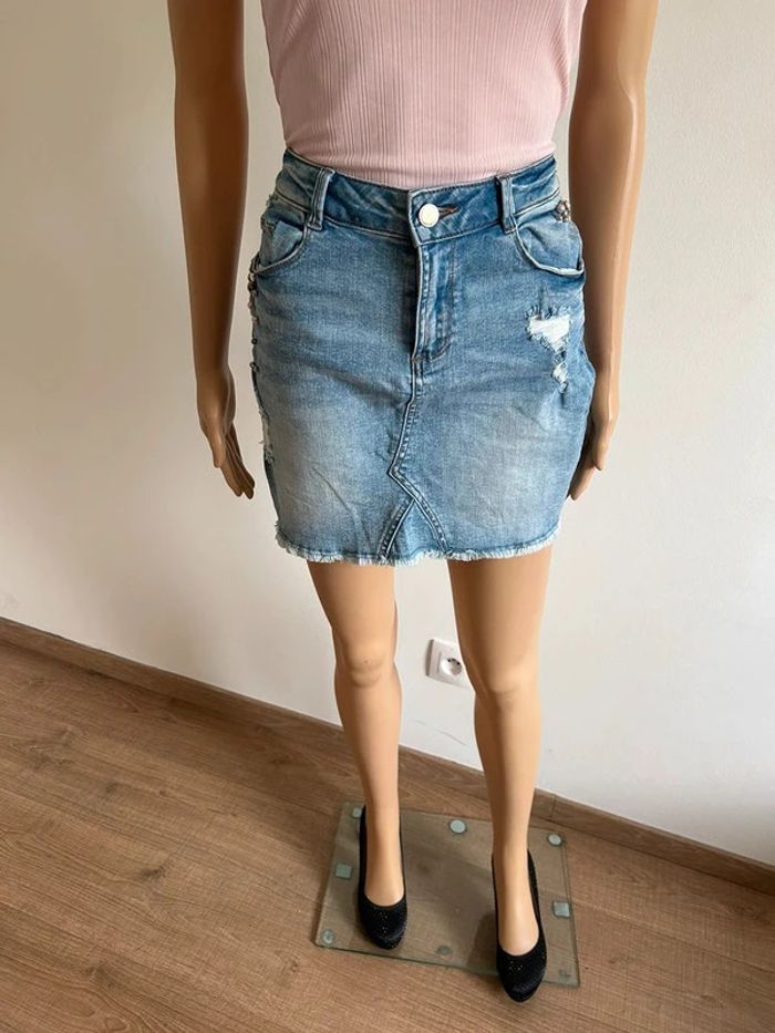 Jupe en jean bleu avec strass et perles Morgan taille 38 TBE