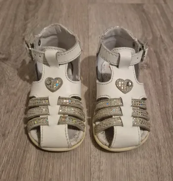 Sandales Bopy blanches et argentées cœurs 19