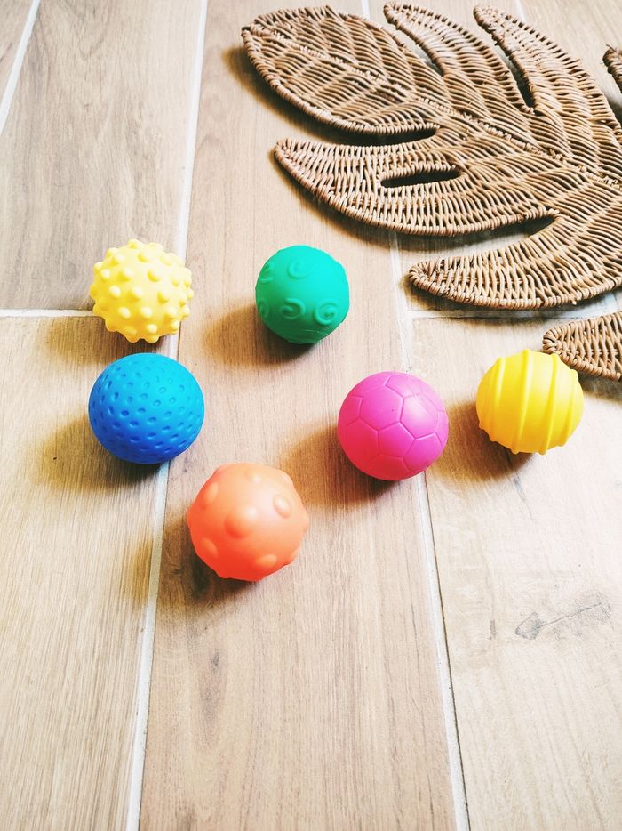 👋Jeu sensoriel - Lot de 6 balles sensorielles multicolores en plastique -marque Oxybul - - photo numéro 1