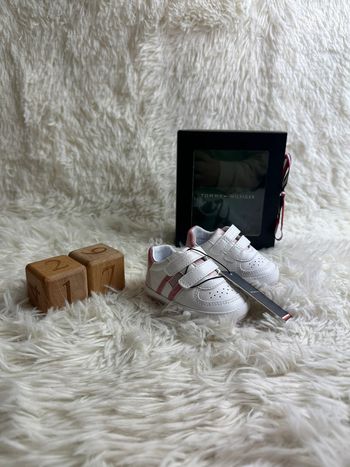 Paire de baskets Tommy Hilfiger taille 17