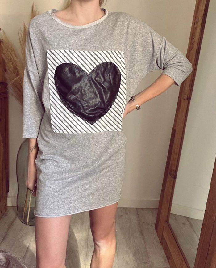 Robe sweat-shirt grise avec gros cœur