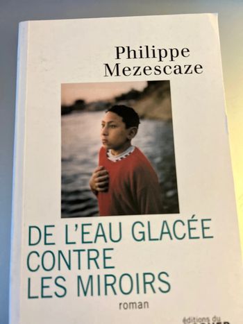 de l’eau glacée contre les miroirs