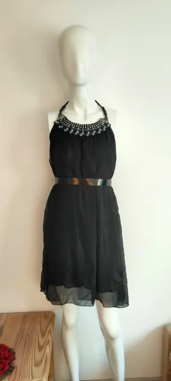 Robe noire d'été, avec plastron perlé