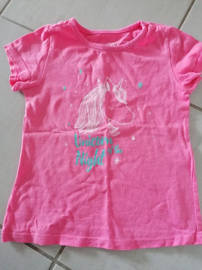 Tee-shirt taille 4 ans très bon état