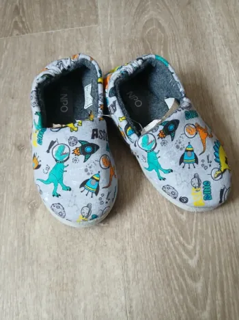Chaussons neufs dinosaures garçon