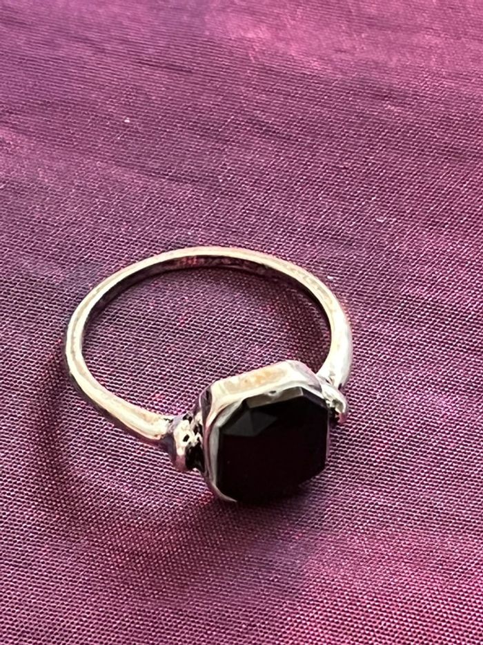 Belle bague en métal argenté avec pierre noire T. 57 femme TBE - photo numéro 4