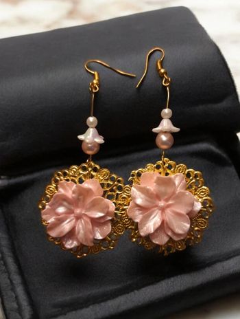 Boucles d'oreilles pendante rose et doré
