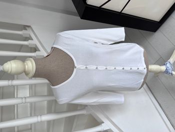 Cardigan Camaïeu blanc avec dentelle à l’arrière et boutons nacrés à l’avant 