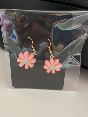 Idée cadeau Noël - Jolies boucles d’oreilles fleur rose