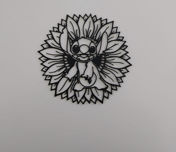 Stitch sur un fond de fleurs