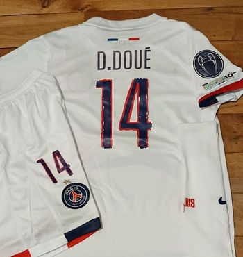 Beau maillot PSG taille 12 ans modèle Doué blanc Étoile brodée 2026