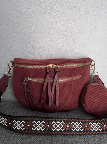 Superbe banane en velours coloris marron